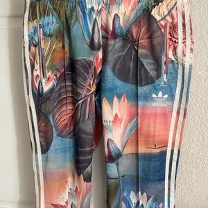 **RARE** Womens Adidas Three Stripe Lotus Print Joggers size Medium NEW